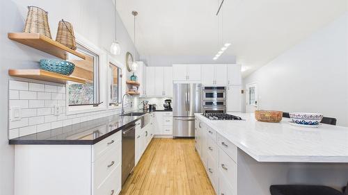 18 Park Avenue, Fernie, BC - Indoor Photo Showing Kitchen With Upgraded Kitchen