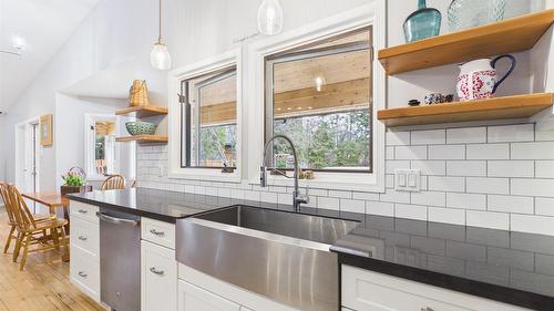 18 Park Avenue, Fernie, BC - Indoor Photo Showing Kitchen