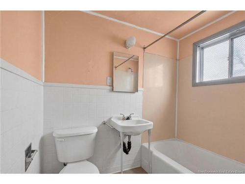 2 Copp St, Sackville, NB - Indoor Photo Showing Bathroom
