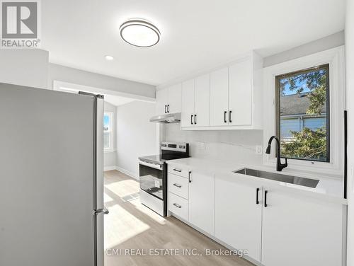 86 Adair Avenue S, Hamilton, ON - Indoor Photo Showing Kitchen