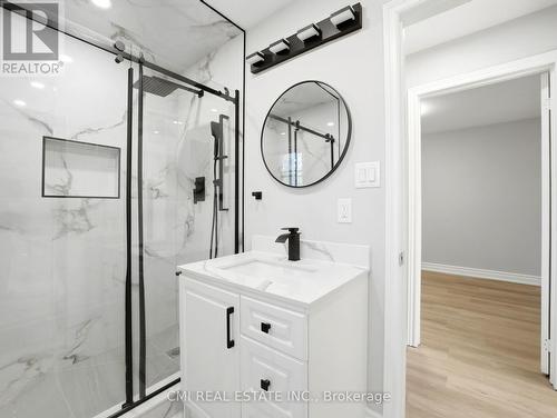 86 Adair Avenue S, Hamilton, ON - Indoor Photo Showing Bathroom