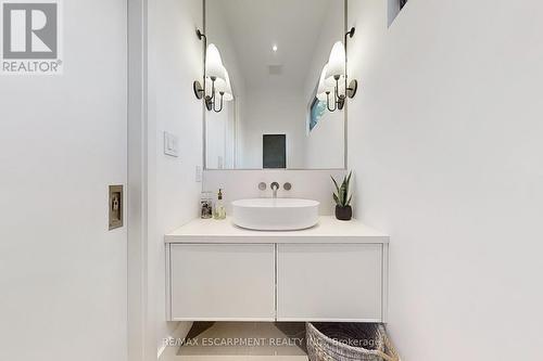 977 Gorton Avenue, Burlington, ON - Indoor Photo Showing Bathroom