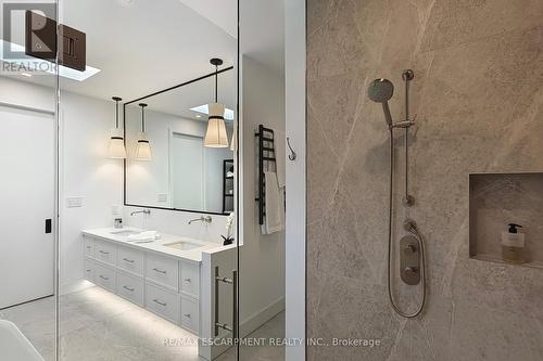 977 Gorton Avenue, Burlington, ON - Indoor Photo Showing Bathroom