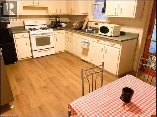126 Gibson Avenue, Hamilton, ON - Indoor Photo Showing Kitchen