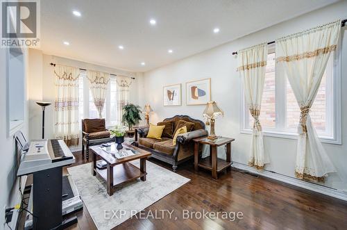 20 Everett Street, Markham, ON - Indoor Photo Showing Living Room