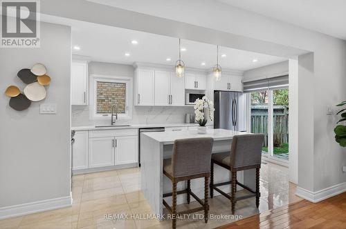 5733 Tayside Crescent, Mississauga, ON - Indoor Photo Showing Kitchen With Upgraded Kitchen