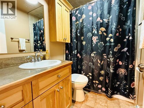 152 4Th Avenue Se, Swift Current, SK - Indoor Photo Showing Bathroom