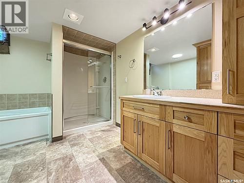 152 4Th Avenue Se, Swift Current, SK - Indoor Photo Showing Bathroom