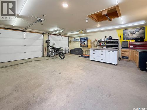 152 4Th Avenue Se, Swift Current, SK - Indoor Photo Showing Garage