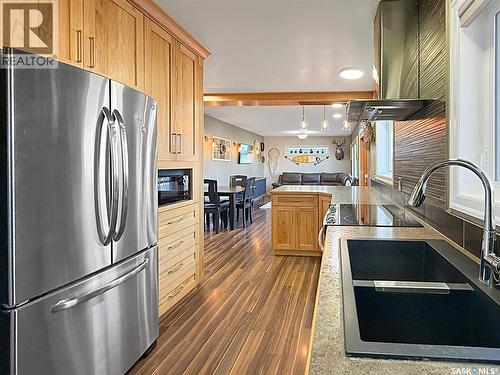152 4Th Avenue Se, Swift Current, SK - Indoor Photo Showing Kitchen