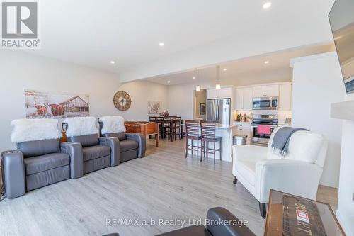 19 Huntley Avenue, Tillsonburg, ON - Indoor Photo Showing Living Room