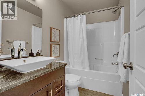 124 3229 Elgaard Drive, Regina, SK - Indoor Photo Showing Bathroom