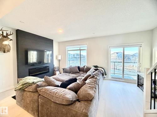#2 1010 Rabbit Hill Rd Sw, Edmonton, AB - Indoor Photo Showing Living Room