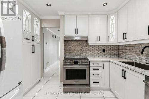4 Burt Drive, Brampton, ON - Indoor Photo Showing Kitchen With Upgraded Kitchen