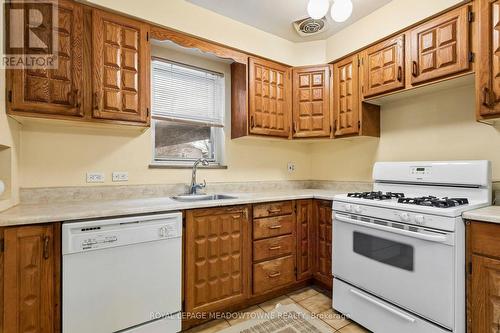 20 Plainsman Road, Mississauga, ON - Indoor Photo Showing Kitchen