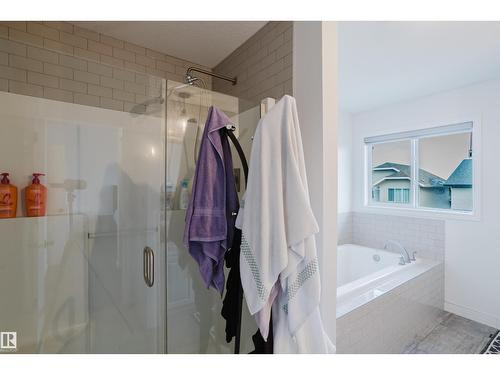 17539 61 St Nw, Edmonton, AB - Indoor Photo Showing Bathroom