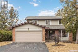 27 MCCLURE CRESCENT  Ottawa, ON K2L 2H1