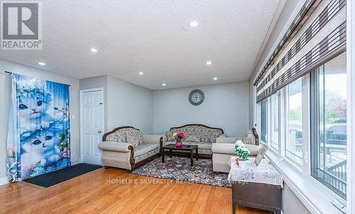 7208 Hermitage Road, Mississauga, ON - Indoor Photo Showing Living Room