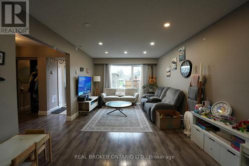 8 Ralgreen Crescent, Kitchener, ON - Indoor Photo Showing Living Room
