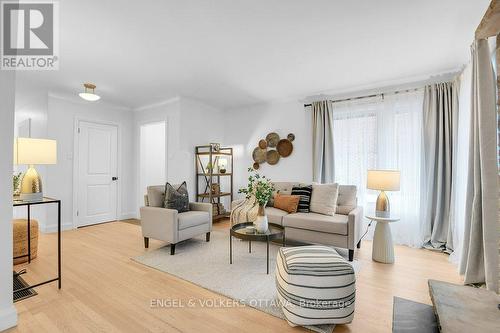 863 Duberry Street, Ottawa, ON - Indoor Photo Showing Living Room