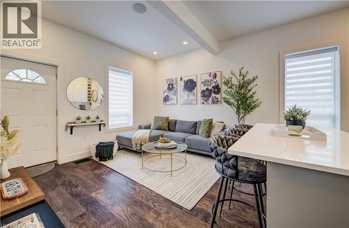 19 Cedar Street, Cambridge, ON - Indoor Photo Showing Living Room