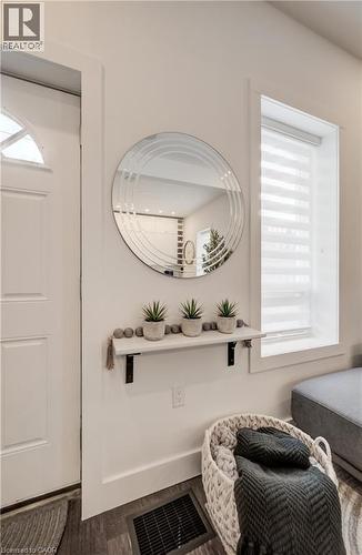 19 Cedar Street, Cambridge, ON - Indoor