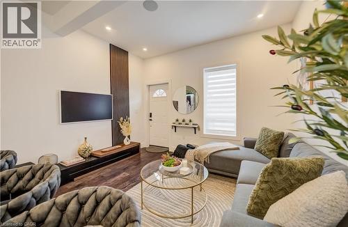 19 Cedar Street, Cambridge, ON - Indoor Photo Showing Living Room