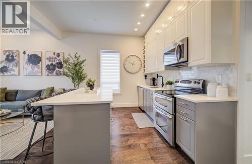 19 Cedar Street, Cambridge, ON - Indoor Photo Showing Kitchen