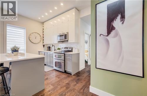 19 Cedar Street, Cambridge, ON - Indoor Photo Showing Kitchen