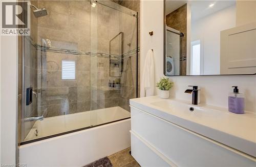 19 Cedar Street, Cambridge, ON - Indoor Photo Showing Bathroom