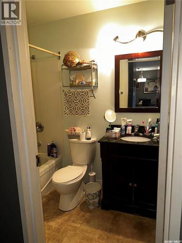 302 1808 Eaglesham Avenue, Weyburn, SK - Indoor Photo Showing Bathroom