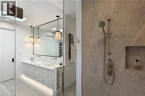 977 Gorton Avenue, Burlington, ON - Indoor Photo Showing Bathroom