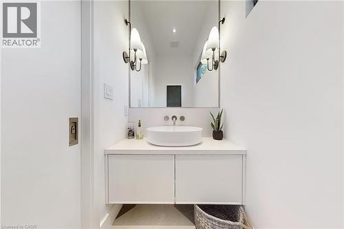 977 Gorton Avenue, Burlington, ON - Indoor Photo Showing Bathroom