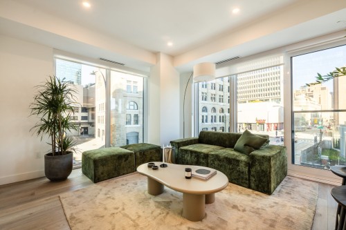 Vue d'ensemble - 617-1114 Rue St-Antoine O., Montréal (Ville-Marie), QC - Indoor Photo Showing Living Room