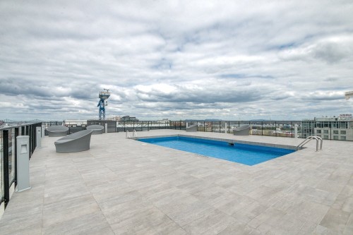 Pool - 716-235 Rue Peel, Montréal (Le Sud-Ouest), QC - Outdoor With In Ground Pool With View