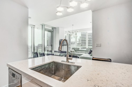 Kitchen - 2404-1188 Av. Union, Montréal (Ville-Marie), QC - Indoor Photo Showing Kitchen