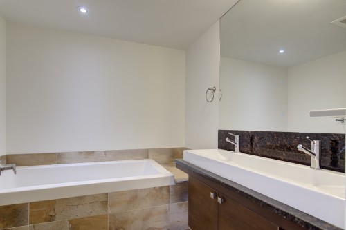 Bathroom - 704-801 Rue De La Commune E., Montréal (Ville-Marie), QC - Indoor Photo Showing Bathroom