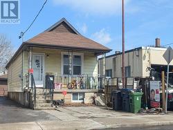 840 SAMMON AVENUE Toronto, ON M4C 2E8