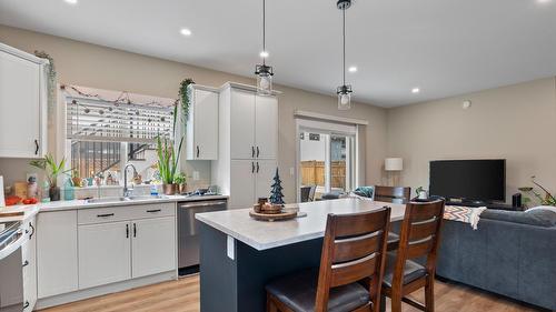 2535 Sunset Drive, Kamloops, BC - Indoor Photo Showing Kitchen