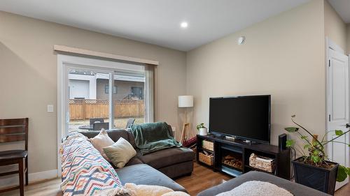 2535 Sunset Drive, Kamloops, BC - Indoor Photo Showing Living Room