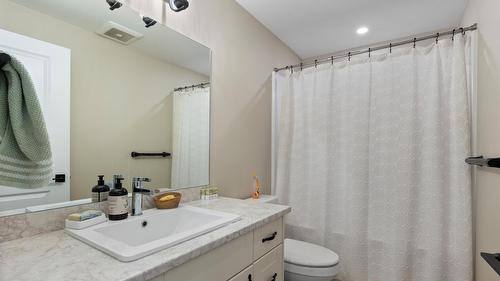 2535 Sunset Drive, Kamloops, BC - Indoor Photo Showing Bathroom