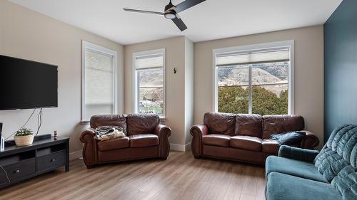 2535 Sunset Drive, Kamloops, BC - Indoor Photo Showing Living Room