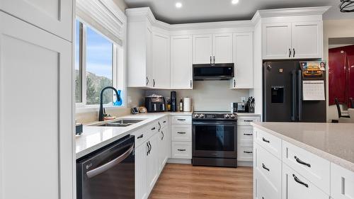 2535 Sunset Drive, Kamloops, BC - Indoor Photo Showing Kitchen With Double Sink With Upgraded Kitchen