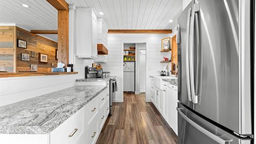 3955 46Th Street, Creston, BC - Indoor Photo Showing Kitchen With Upgraded Kitchen