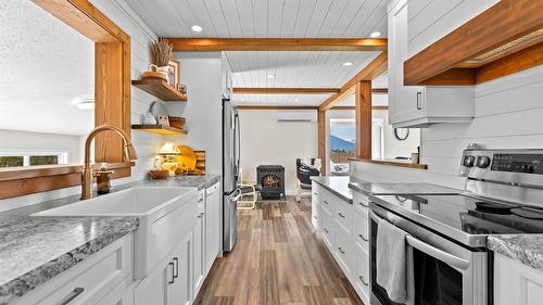 3955 46Th Street, Creston, BC - Indoor Photo Showing Kitchen With Upgraded Kitchen