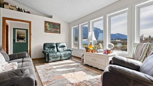 3955 46Th Street, Creston, BC - Indoor Photo Showing Living Room