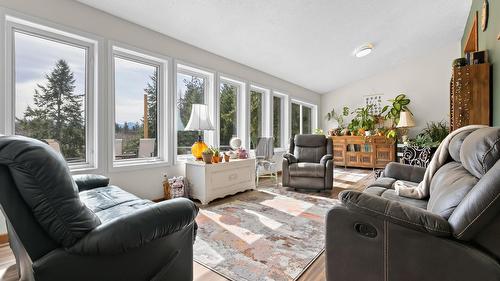 3955 46Th Street, Creston, BC - Indoor Photo Showing Living Room