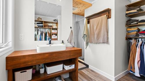 3955 46Th Street, Creston, BC - Indoor Photo Showing Bathroom