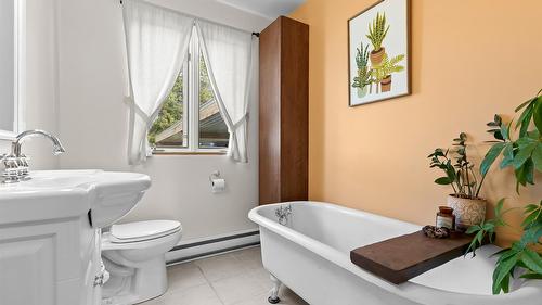 3955 46Th Street, Creston, BC - Indoor Photo Showing Bathroom