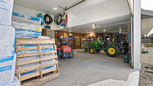 3955 46Th Street, Creston, BC - Indoor Photo Showing Garage